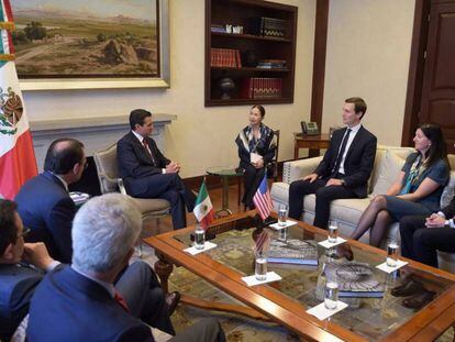 Jared Kushner escucha al presidente Pe&ntilde;a Nieto en Los Pinos. 
