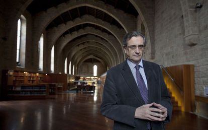 El director de la Unidad Gr&agrave;fica de la Biblioteca de Catalu&ntilde;a, en una de las salas g&oacute;ticas del edificio.