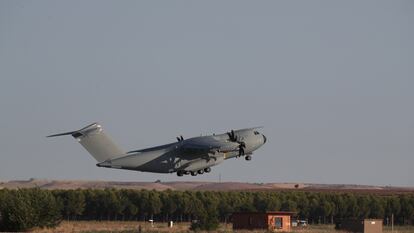 Un avión militar despega desde la base aérea de Torrejón de Ardoz.