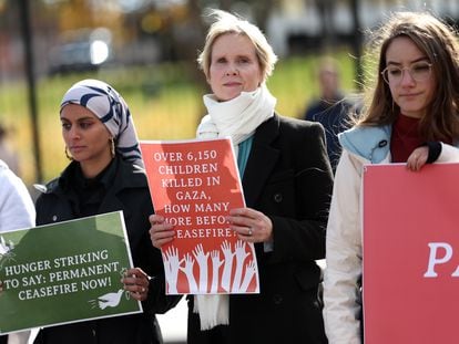 La actriz Cynthia Nixon (c) anuncia una huelga de hambre para pedir un alto el fuego en Gaza, en la Casa Blanca, el 27 de noviembre