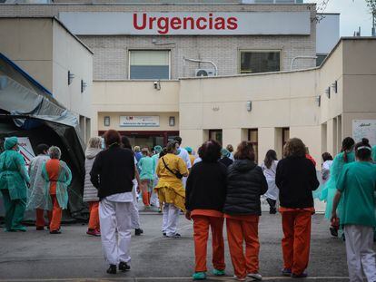 Vecinos y policías municipales aplauden a los trabajadores sanitarios del Hospital Gregorio Marañón (Madrid).