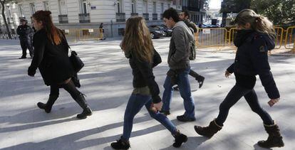 Uno de los supuestos jóvenes que agredió a los agentes, en su llegada a la Audiencia Nacional.