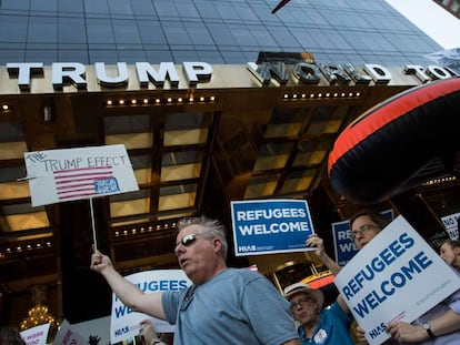 Una protesta ante la Trump World Tower en Nueva York el martes pasado, durante el D&iacute;a Mundial del Refugiado.