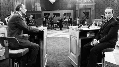Los candidatos a primer ministro de Canadá en las elecciones de 1968, Robert Stanfield (i) y Pierre Trudeau (d) aparecen sentados poco antes de comenzar el primer debate televisado de la historia de Canadá, el 9 de junio de 1968. Fue un quebradero de cabeza su organización, con todos los partidos pretendiendo tomar parte en el mismo. Finalmente, el debate contó con Tommy Douglas también y en los últimos 40 minutos de debate intervino Real Caouette. Cuatro candidatos para un debate bilingüe y que contó con traducción simultánea.