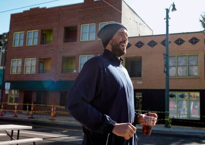 Marc Gasol pasea por el centro de Memphis, Tennessee, Estados Unidos.