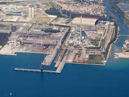 Vista aérea de la terminal de Endesa en Los Barrios (Cádiz).