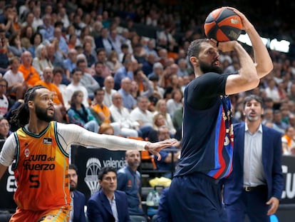 Mirotic lanza a canasta tras superar a Webb.