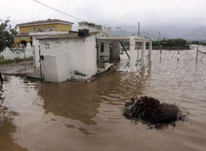 La Consejería de Gobernación ha decretado la preemergencia por lluvias intensas en el litoral y el interior de la provincia de Castellón, mientras que la mantiene en la provincia de Valencia y el litoral de Alicante. Meteorología ha advertido de que se pueden acumular precipitaciones de hasta 180 litros por metro cuadrado en doce horas en el litoral norte y sur de Castellón, por lo que se ha establecido el nivel rojo en todo el litoral de la provincia.