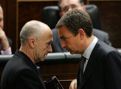Francisco Rodríguez (a la izquierda), diputado del BNG, conversa con José Luis Rodríguez Zapatero.
