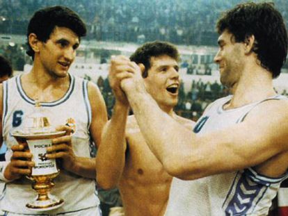 Drazen Petrovic y Fernando Martín celebran junto a Romay la victoria en la Recopa de 1989