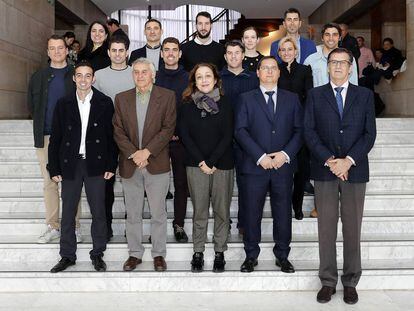 Nico Terrados, primero por la derecha, abajo, y Marta Domínguez, detrás, a su derecha, con la promoción del Master.