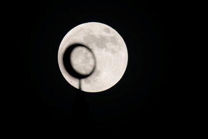 Un eclipse lunar de una "Luna de Sangre" se eleva detrás de la Gran Mezquita Sheikh Zayed en Abu Dhabi, Emiratos Árabes Unidos, el 27 de julio de 2018.