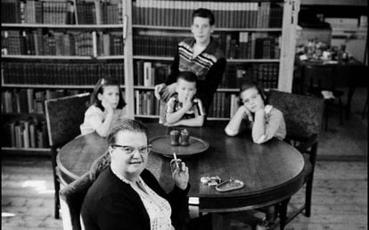 La escritora estadounidense Shirley Jackson con sus cuatro hijos, en su casa en 1956.