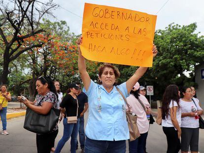 Familiares de los 14 funcionarios secuestrados se manifiestan frente a la Secretaría de Seguridad Pública estatal, el 28 de junio en Tuxtla Gutiérrez (Chiapas).