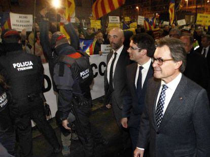Un grup de manifestants demana a Mas l'avançament electoral, a Girona.