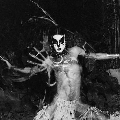 Una de las travestis que la fotografa Madalena Schwartz retrató en los años setenta. La artista solía conocer a sus modelos en la lavandería que regentaba con su familia, ubicada en un barrio de intelectuales y bohemios de São Paulo.