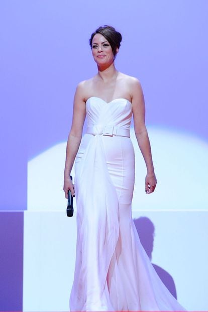 Bérénice Béjo con un sencillo vestido blanco con escote corazón palabra de honor.