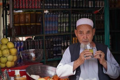 Un hombre de la etnia hazara toma té en el mercado del barrio de Dasht-e-Barchi de Kabul