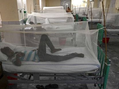 Varios pacientes afectados por dengue en un hospital.