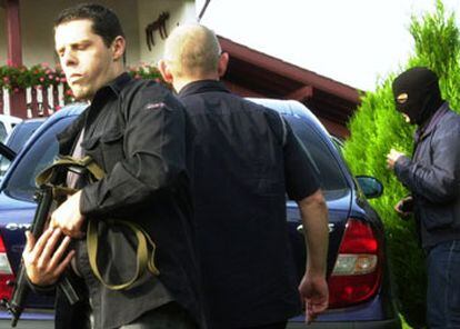 Policías franceses custodian una de las casas registradas en la operación.