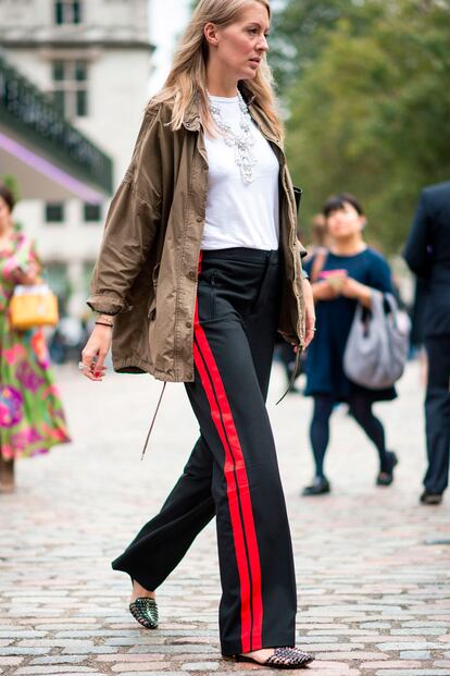 De nuevo los pantalones de chándal protagonizan el look. El collar de perlas transforma el resultado por completo.