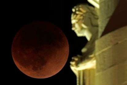 Durante el eclipse la Luna toma este color, ya que los rayos solares le siguen llegando por la "refracccción atmosférica", explicó a la AFP Florent Deleflie, del Observatorio de París-PSL.