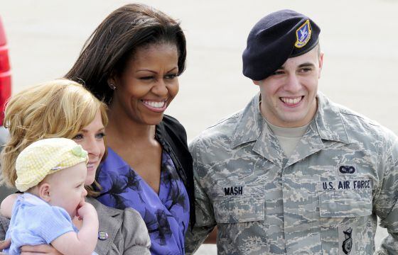 Michelle Obama, junto a un soldado y su familia, en una base militar de Pittsburgh, en 2012.