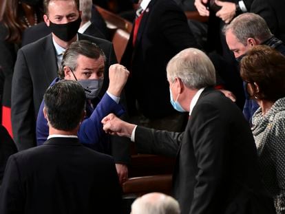El senador por Texas Ted Cruz, con el puño en alto, en el Congreso.
