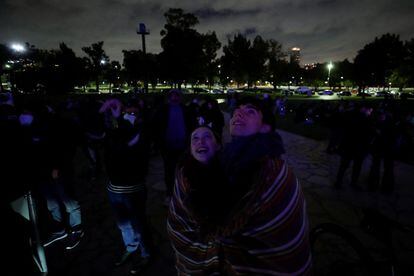 Desde las primeras horas de la madrugada del 16 de mayo la gente de Argentina salió a las calles para observar a la luna. 