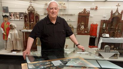 Josep Maria Joan Rosa amb els titelles que va donar la filla d’André Breton al museu.