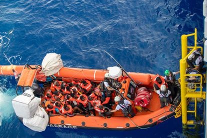 El buque 'Geo Barents', de la ONG Médicos Sin Fronteras (MSF), durante el rescate de más de 330 migrantes en Lampedusa, el sábado. 

