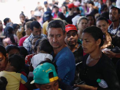 Ciudadanos venezolanos esperan en Cúcuta, en la frontera colombiana con Venezuela, el pasado febrero. 