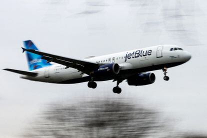 Un avión de JetBlue Airways aterriza en el aeropuerto de Laguardia en la ciudad de Nueva York, en una imagen de archivo.