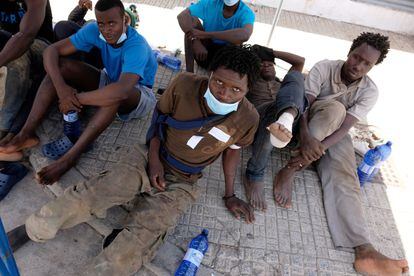 Un grupo de subsaharianos heridos descansan después de saltar la valla de Melilla, el pasado mes de agosto.