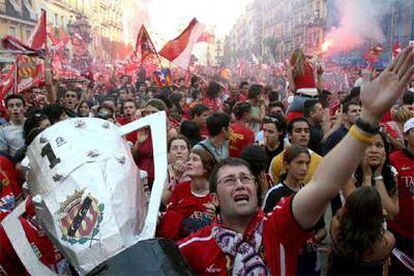 Miles de aficionados celebran en Tarragona el ascenso del Gimnàstic.