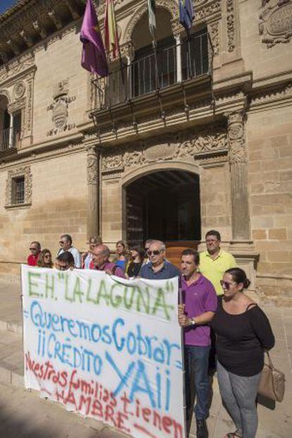 Protesta trabajadores de la Hacienda La Laguna ante el Ayuntamiento de Baeza.