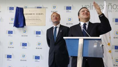 El presidente de la agencia de marcas, Antonio Campinos, con Durao Barroso en la sede de la OAMI.