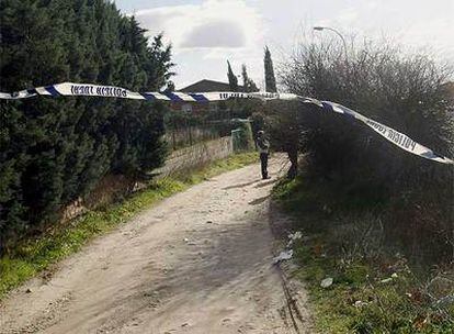 Vista del Camino Viejo de Cobeña que une esta localidad con Paracuellos del Jarama, donde ha sido encontrado el cadáver ensangrentado de un hombre.