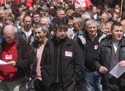 De izquierda a derecha, en primera línea: Antxon Etxebeste, Díez Usabiaga y Otegi, en la marcha de ayer de LAB en San Sebastián.