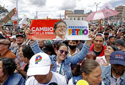 Seguidores del candidato presidencial Gustavo Petro en un acto de campaña en Soacha.