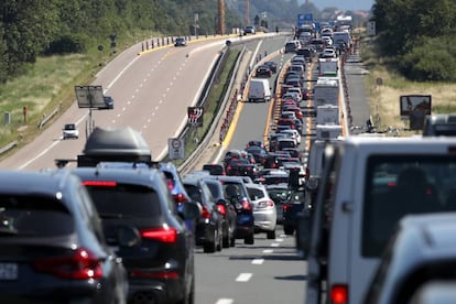 Atasco de vehículos en la autovía A-9 de Alemania.