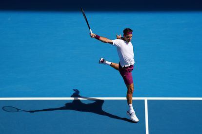 Roger Federer devuelve la bola a Tennys Sandgren, en el Open de Australia  2020.