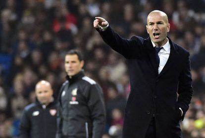 Zidane da instrucciones a sus jugadores durante el partido contra el Sevilla. 