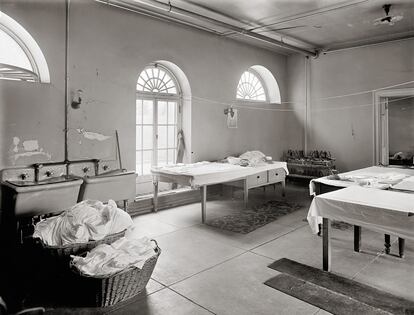 White House laundry room.  On the wall hangs a calendar for April 1909.