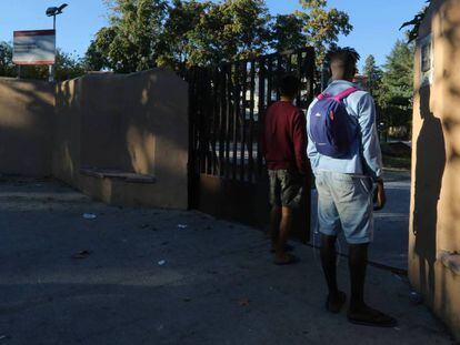 Dos menores migrantes, a la entrada del centro de primera acogida de Hortaleza. 
