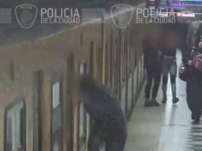 Las cámaras de seguridad de la policía captan cómo los ladrones asaltan a los pasajeros desde el andén y con el tren en movimiento