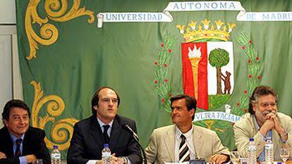 De izquierda a derecha, Juan Bolás, Ángel Gabilondo, Juan Fernando López Aguilar y Joaquín Estefanía durante la inauguración del XII curso de Periodismo Jurídico, en Miraflores de la Sierra (Madrid).