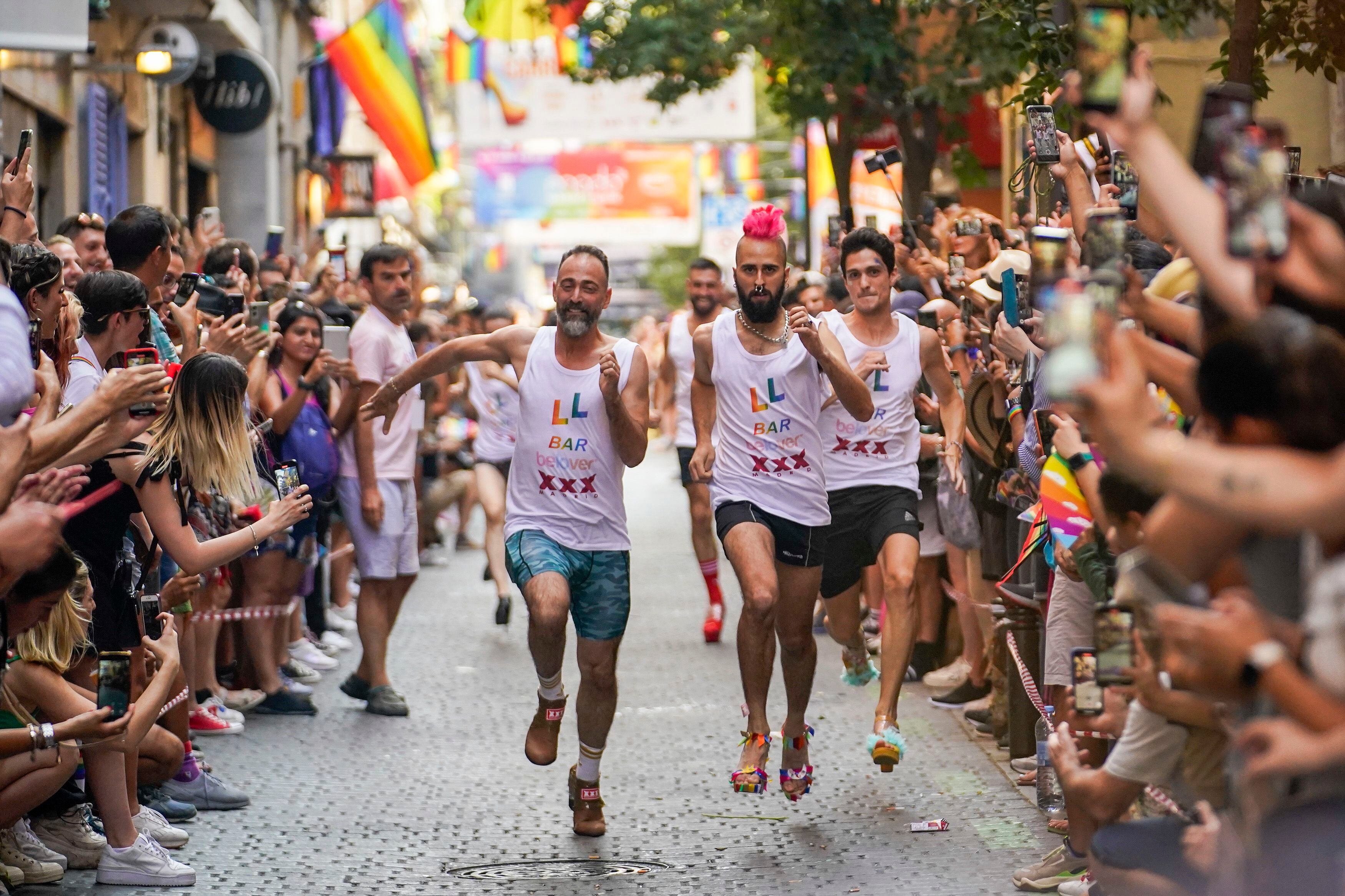 Participantes corren en la Carrera de Tacones celebrada con motivo de la semana del Orgullo en el barrio de Chueca en Madrid. ANDREA COMAS