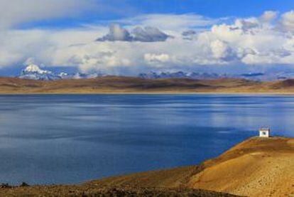 Vista del lago Manasarovar, en el Tíbet, con el sagrado monte Kailash al fondo.