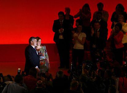 Gordon Brown y su esposa, Sarah, reciben los aplausos de los delegados del congreso anual del Partido Laborista, en Brighton.